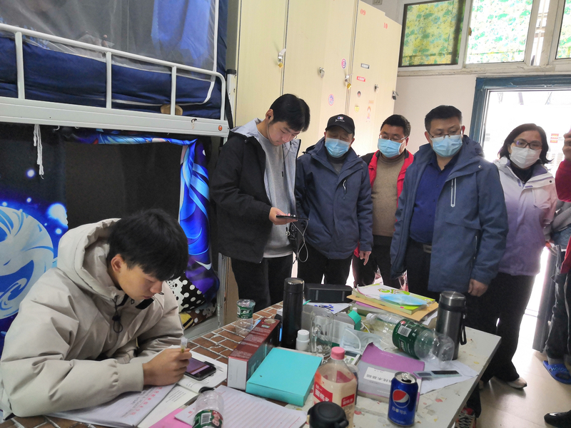 校领导视察学生线上学习情况.jpg